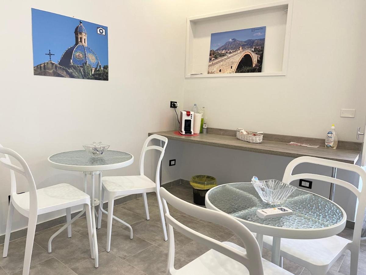 B&B Antichi Cortili Терміні-Імерезе Екстер'єр фото